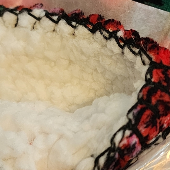 Victoria's Secret Red And Green Sherpa Throw Blanket 50in X 60in NWT - Picture 10 of 12